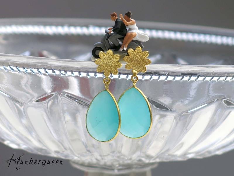 Blumige Ohrstecker, Aqua Chalcedon Trifft Gold von KLUNKERQUEEN