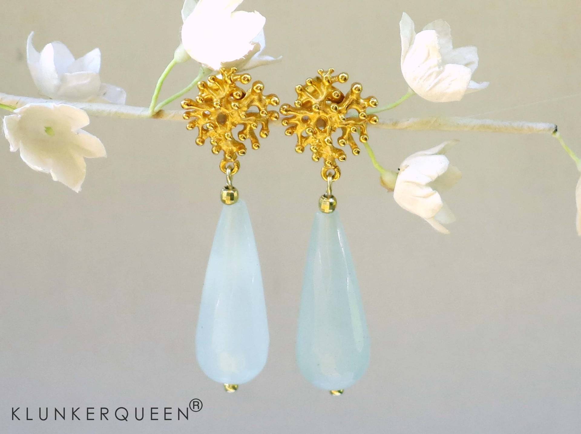 Blumige Ohrstecker in Hellblau, Blauer Achat Mit Blumigen Ornament, Tropfenohrringe von KLUNKERQUEEN