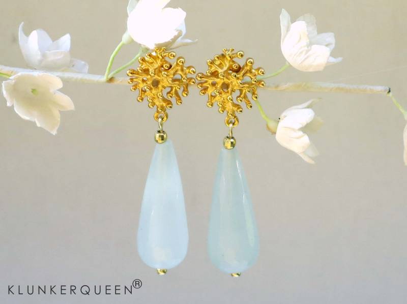 Blumige Ohrstecker in Hellblau, Blauer Achat Mit Blumigen Ornament, Tropfenohrringe von KLUNKERQUEEN