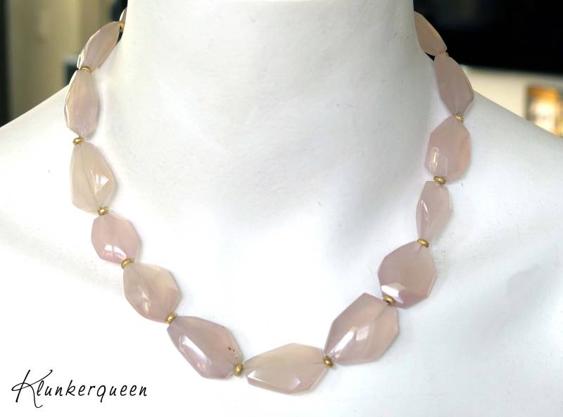 Charmantes Collier, Rosa Chalzedon, Rosa-Gold Collier Charmantes Collier, Rosa Chalzedon, Rosa-Gold Collier von KLUNKERQUEEN