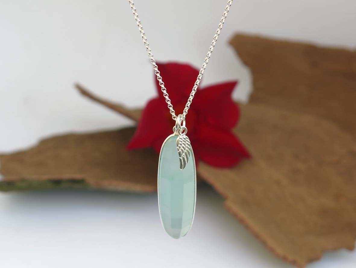 Kette, Chalzedon-Anhänger Mit Flügel in Silber, Mittellange Silberkette Halbedelstein Grün-Blau von KLUNKERQUEEN