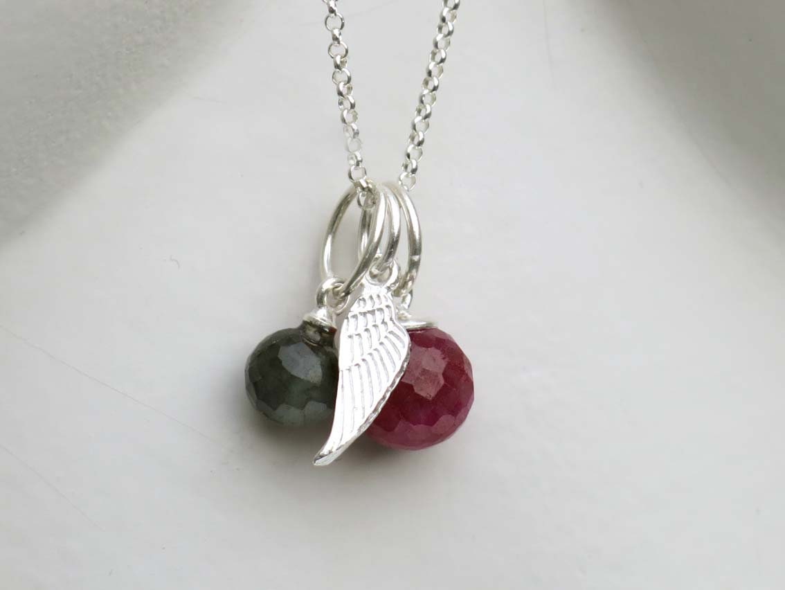 Kette, Rubinkugel, Labradorit Mit Flügel in Silber von KLUNKERQUEEN
