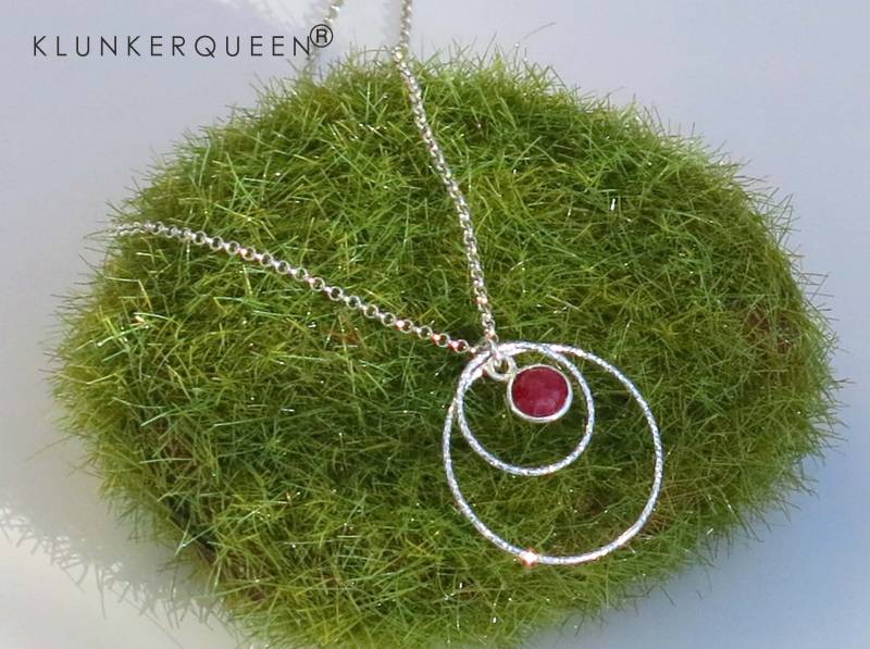 Kette Mit Filigranem Anhänger in Silber Und Einem Kleinen Rubin, Silberschmuck, Roter Schmuckstein von KLUNKERQUEEN