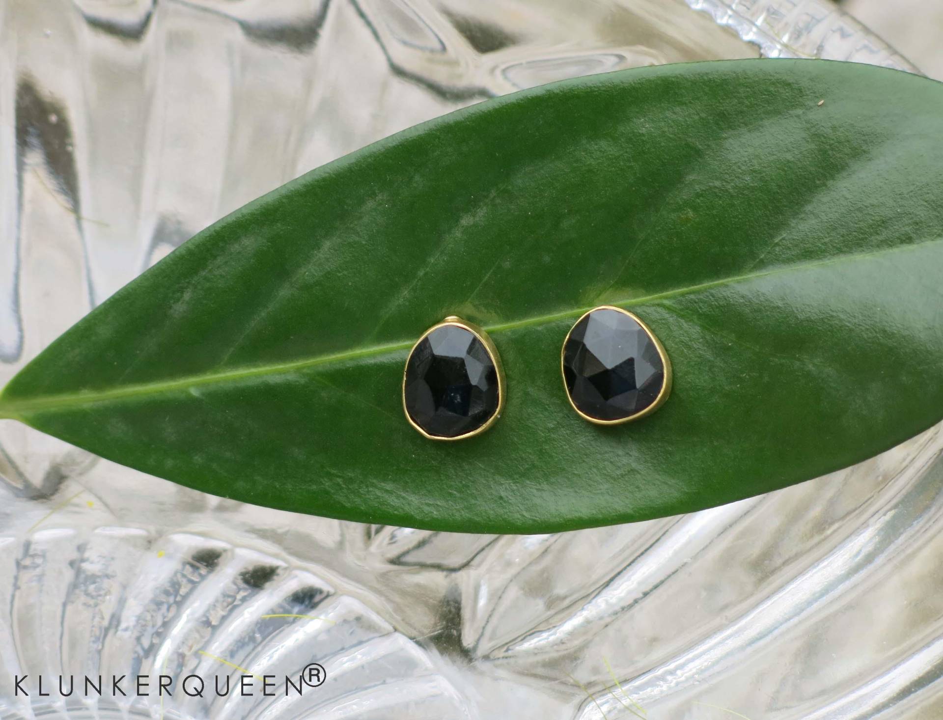 Kleine, Feine Ohrstecker in Gold Mit Einem Geschliffenem Onyx von KLUNKERQUEEN
