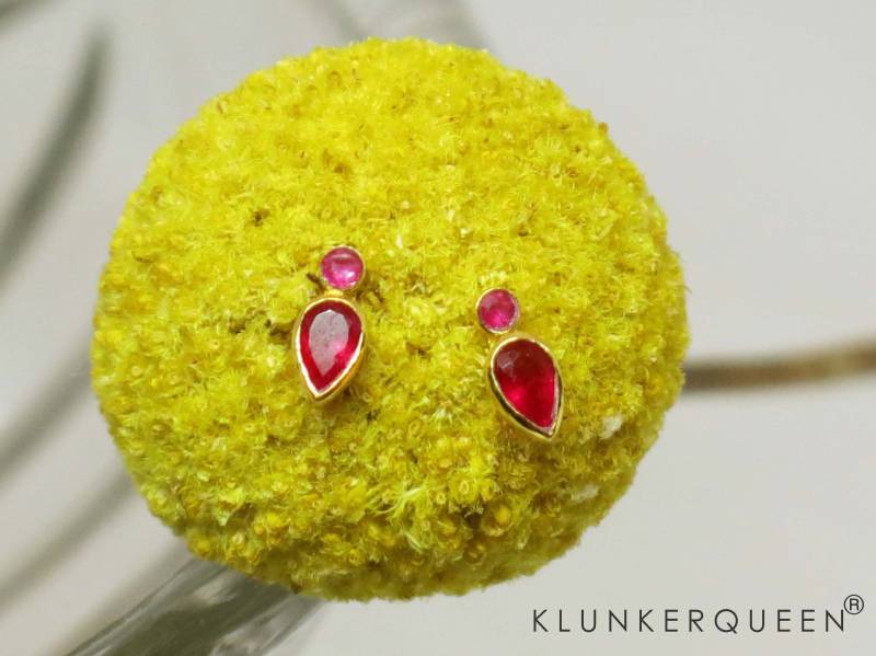 Kleine, Feine Ohrstecker in Gold Mit Jade Rot, Navetteform, Leichte Halbedelstein Kleine, Feine Ohrstecker in Gold Mit Jade Rot, Navetteform, Leichte Halbedelstein von KLUNKERQUEEN