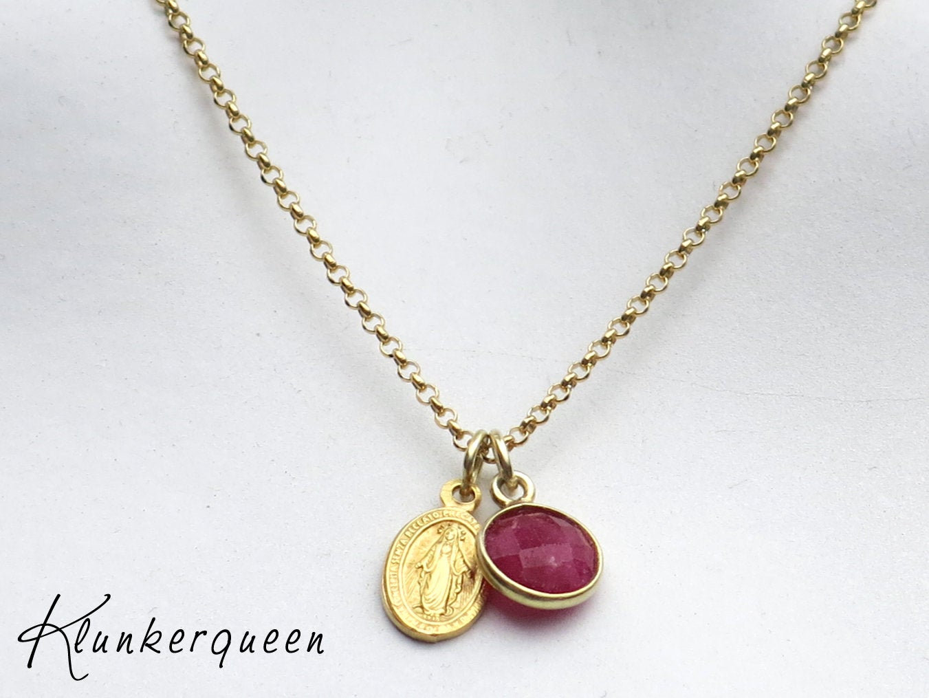 Kurze Kette Mit Rubin Und Madonna von KLUNKERQUEEN
