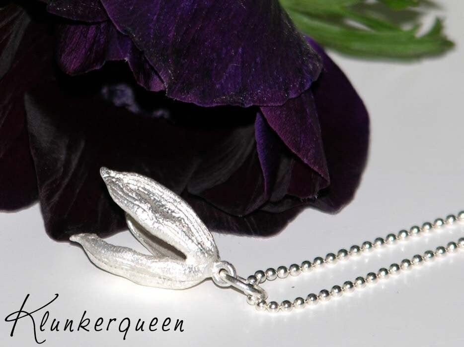 Lange Kette Mit Tulpe in Silber von KLUNKERQUEEN