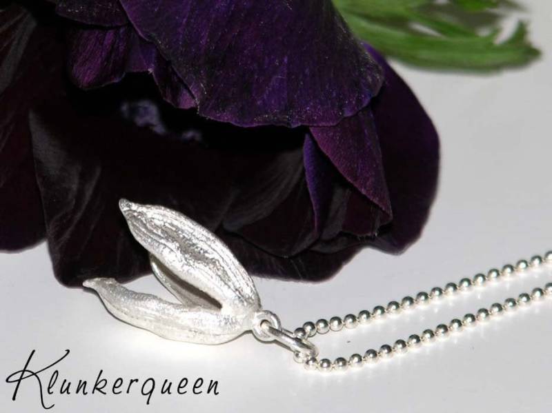 Lange Kette Mit Tulpe in Silber von KLUNKERQUEEN