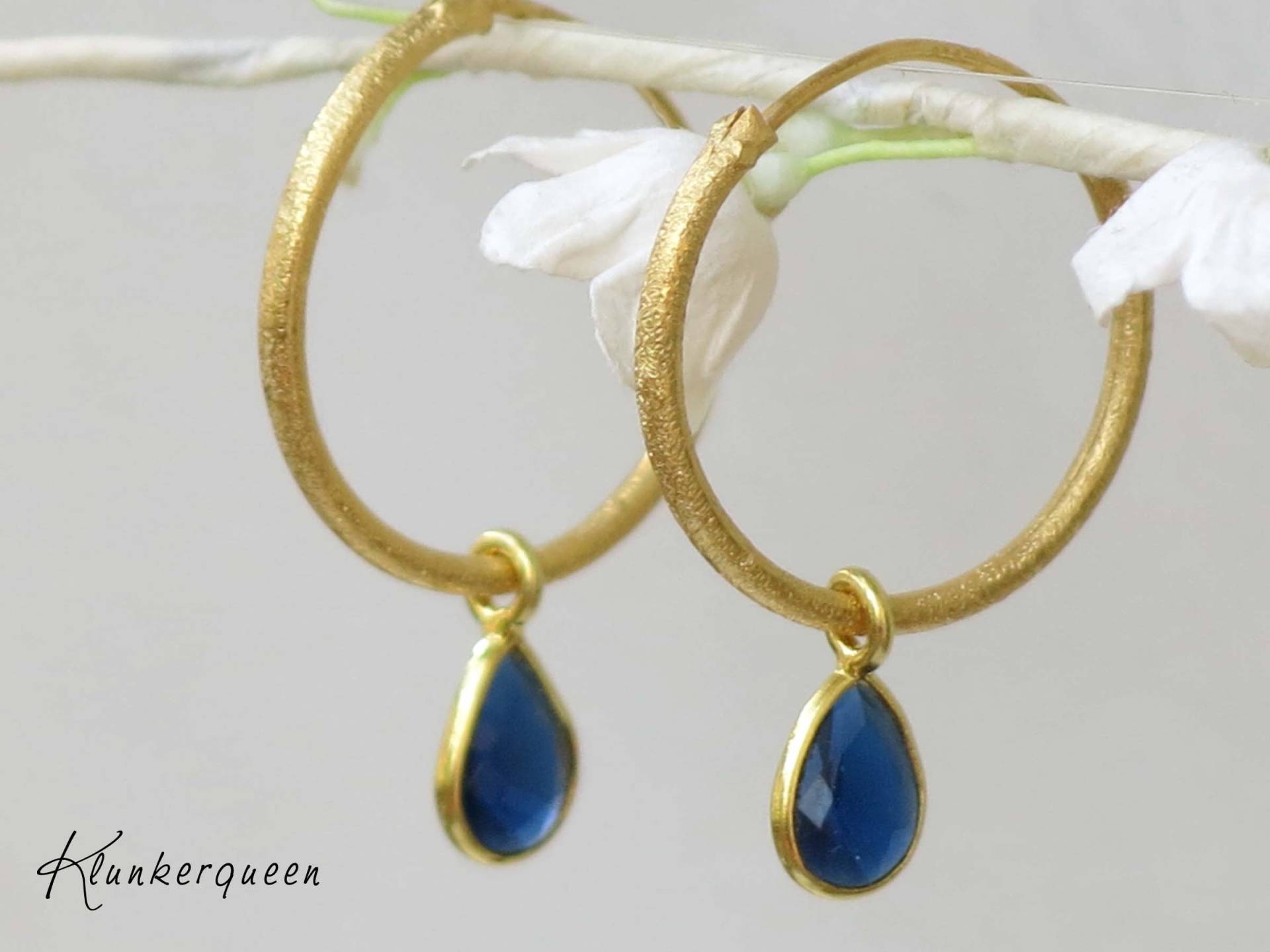 Ohrringe, Creolen, Blau Trifft Gold, Saphirblau Und Gold, Boho Schmuck, Festicher Goldcreolen von KLUNKERQUEEN