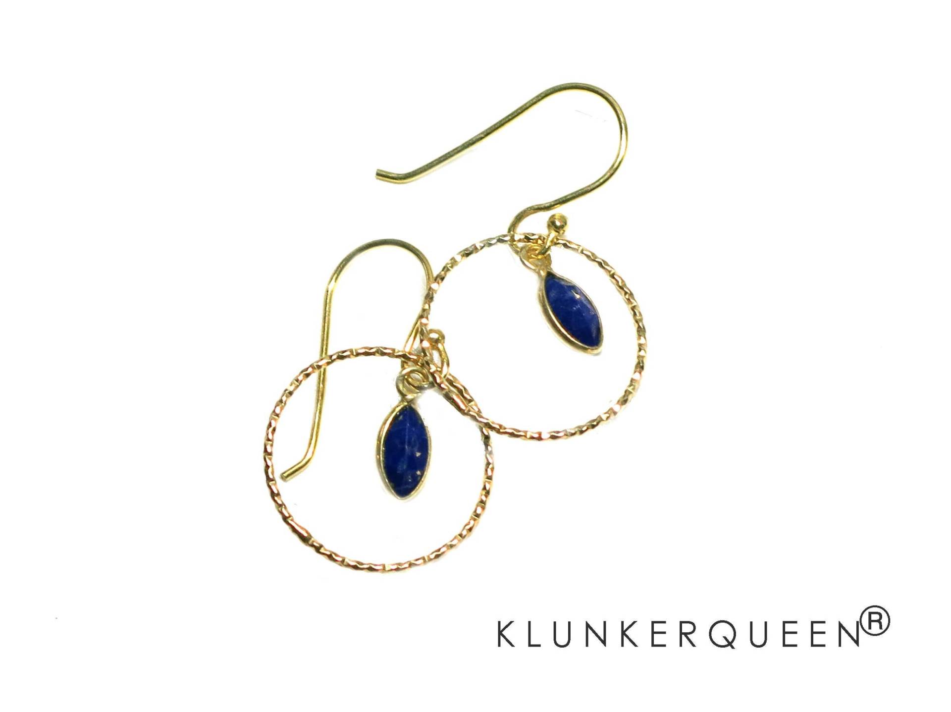 Ohrringe, Goldene Creole Mit Einem Lapislazuli-Anhänger in Navettenform von KLUNKERQUEEN