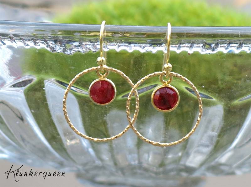 Ohrringe, Goldene Creole Mit Filigranem Rubin, 925Er Silber-Vergoldet, Diamantiert von KLUNKERQUEEN