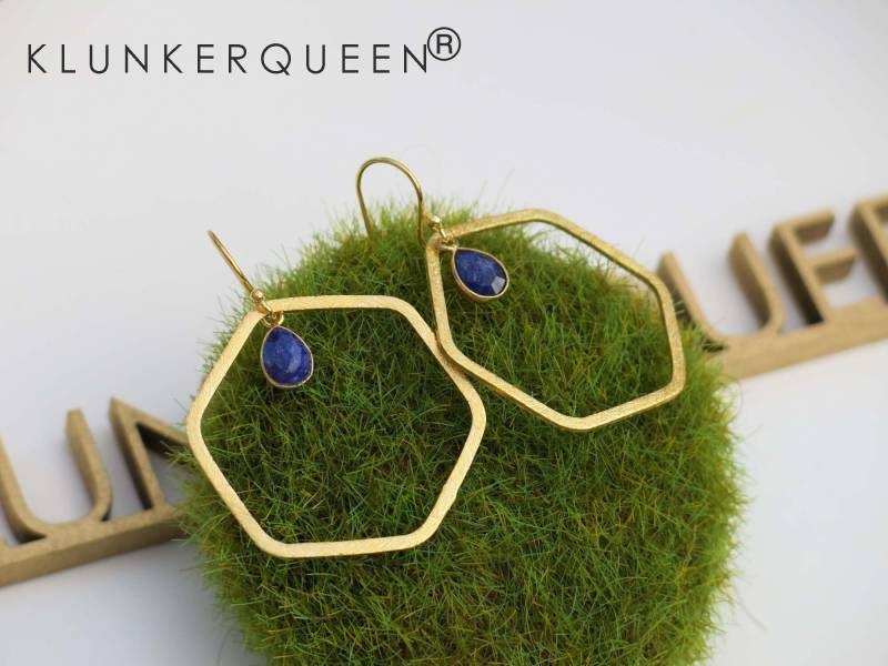 Ohrringe, Hexagonelemente in Gold Mit Lapis Lazuli von KLUNKERQUEEN