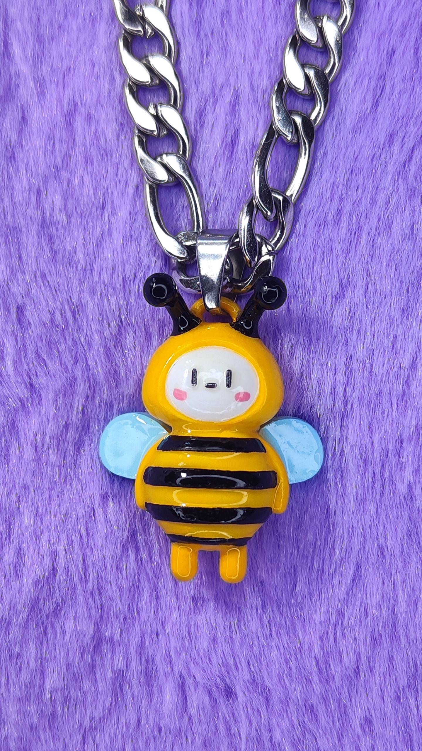 Süße Kawaii Kette Aus Hochwertigen Edelstahl Cooler 3D Gedruckter Anhänger Handmade & Handbemalt Inklusive Geschenkverpackung Biene Süße Kawaii Kette Aus Hochwertigen Edelstahl Cooler 3D Gedruckter Anhänger Handmade & Handbemalt Inklusive Geschenkverpackung Biene von KLY3Design