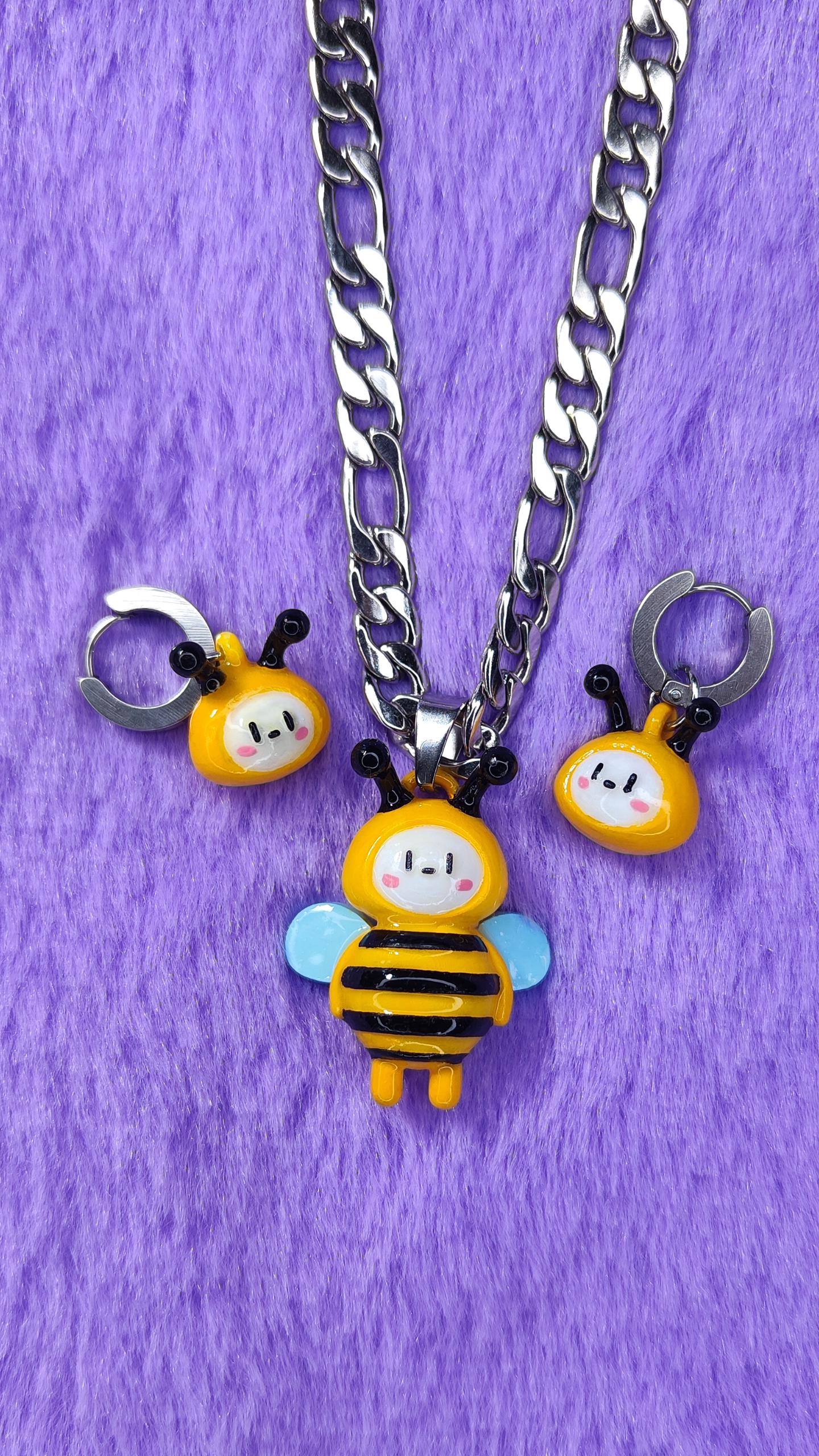 Bee Nom Handmade Set Edelstahlkette Und Ohrringe Mit Anhänger Inklusive Geschenkverpackung Bee Nom Handmade Set Edelstahlkette Und Ohrringe Mit Anhänger Inklusive Geschenkverpackung von KLY3Design
