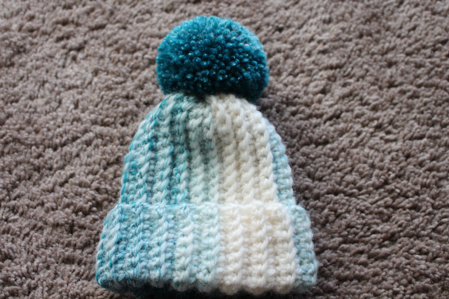 Teal Blau Und Creme Baby Mütze Mit Pompom Teal Blau Und Creme Baby Mütze Mit Pompom von KLakeCrafts
