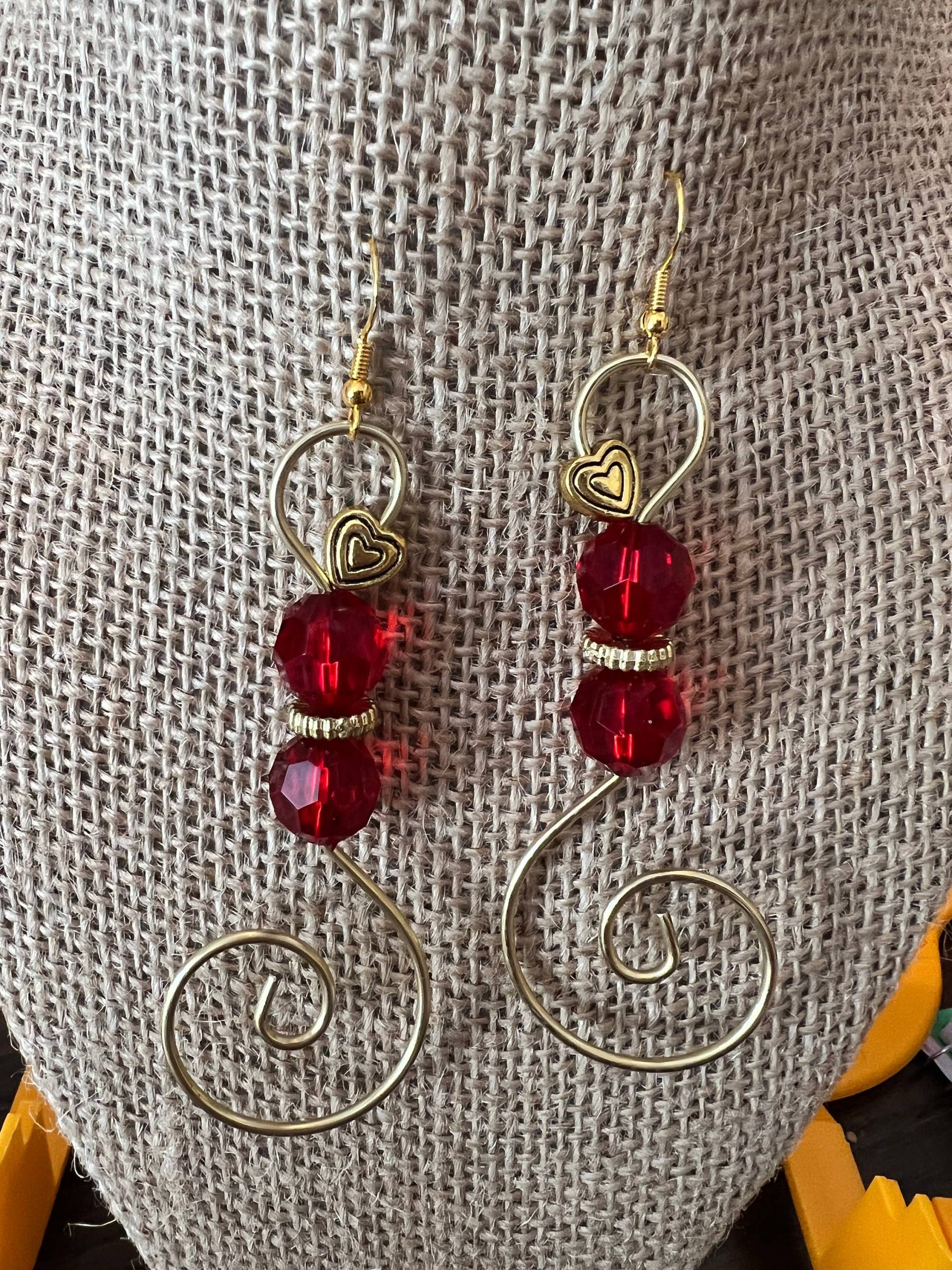 Einzigartige Assorted Rote Perlen Und Gold Ohrringe 8 cm Lang Einzigartige Assorted Rote Perlen Und Gold Ohrringe 8 cm Lang von KLosArtsyDesigns