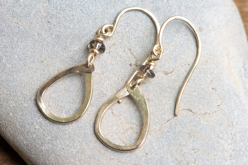 Handgefertigte Winzige Gold Gefüllte Teardrop Ohrringe Baumeln Mit Smoky Topaz Rondelles Auf 14 K Gefüllt Ohrhaken Handgefertigte Winzige Gold Gefüllte Teardrop Ohrringe Baumeln Mit Smoky Topaz Rondelles Auf 14 K Gefüllt Ohrhaken von KMA28Jewelry