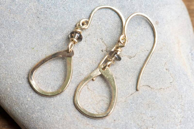 Handgefertigte Winzige Gold Gefüllte Teardrop Ohrringe Baumeln Mit Smoky Topaz Rondelles Auf 14 K Gefüllt Ohrhaken Handgefertigte Winzige Gold Gefüllte Teardrop Ohrringe Baumeln Mit Smoky Topaz Rondelles Auf 14 K Gefüllt Ohrhaken von KMA28Jewelry