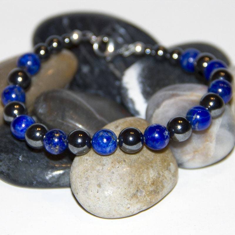 Lapislazuli Und Hämatit Perlen, 8mm. Schließt Mit Einem 925Er Sterling Silber Karabinerverschluss Lapislazuli Und Hämatit Perlen, 8mm. Schließt Mit Einem 925Er Sterling Silber Karabinerverschluss von KMGemJewelry