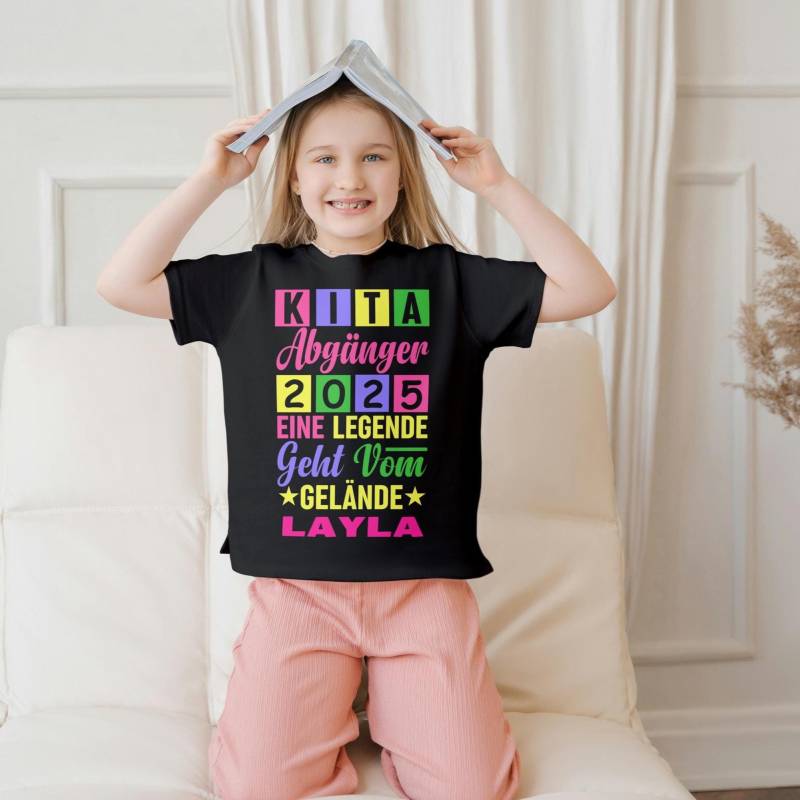Kita Abgänger T-Shirt Mädchen 2025 - Abschiedsgeschenk Kindergarten Eine Legende Geht Vom Gelände Mit Name von KMTdruckwelt