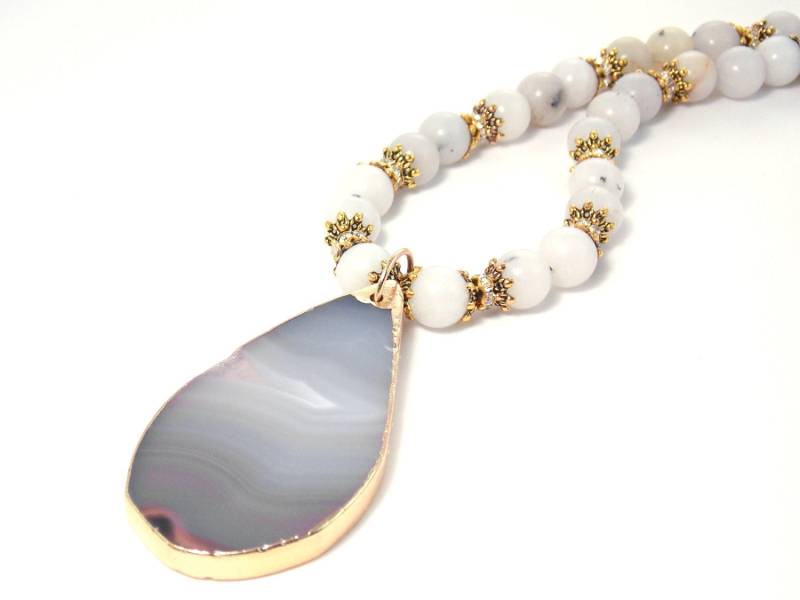Großer Grauer Achat Anhänger, Weißer Edelstein, Vergoldete Kristall Halskette von KMagnifiqueDesigns