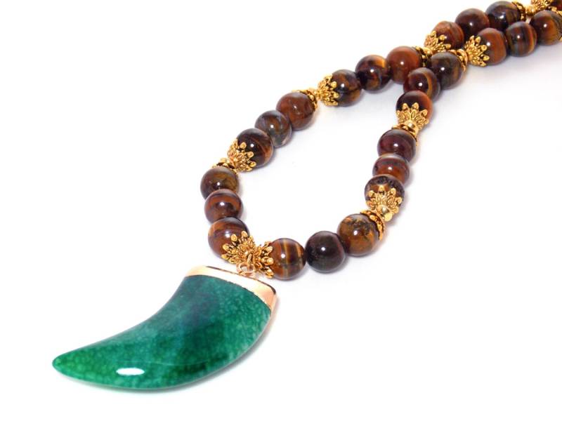 Grüner Achat Horn, Brauner Tigerauge Stein, Vergoldete Perlen Edelstein Anhänger Halskette von KMagnifiqueDesigns