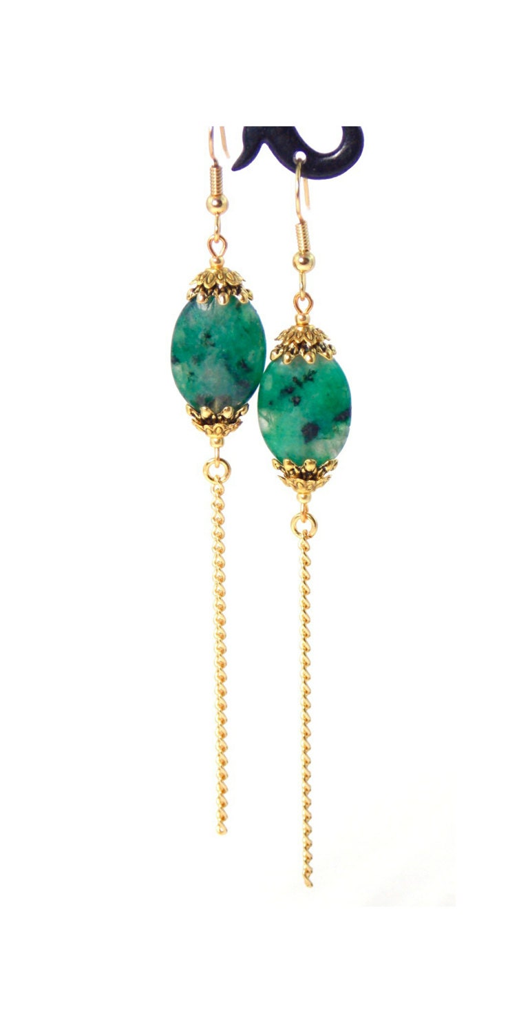 Grüner Halbedelstein, Lange Goldohrringe | Clip On Optional von KMagnifiqueDesigns