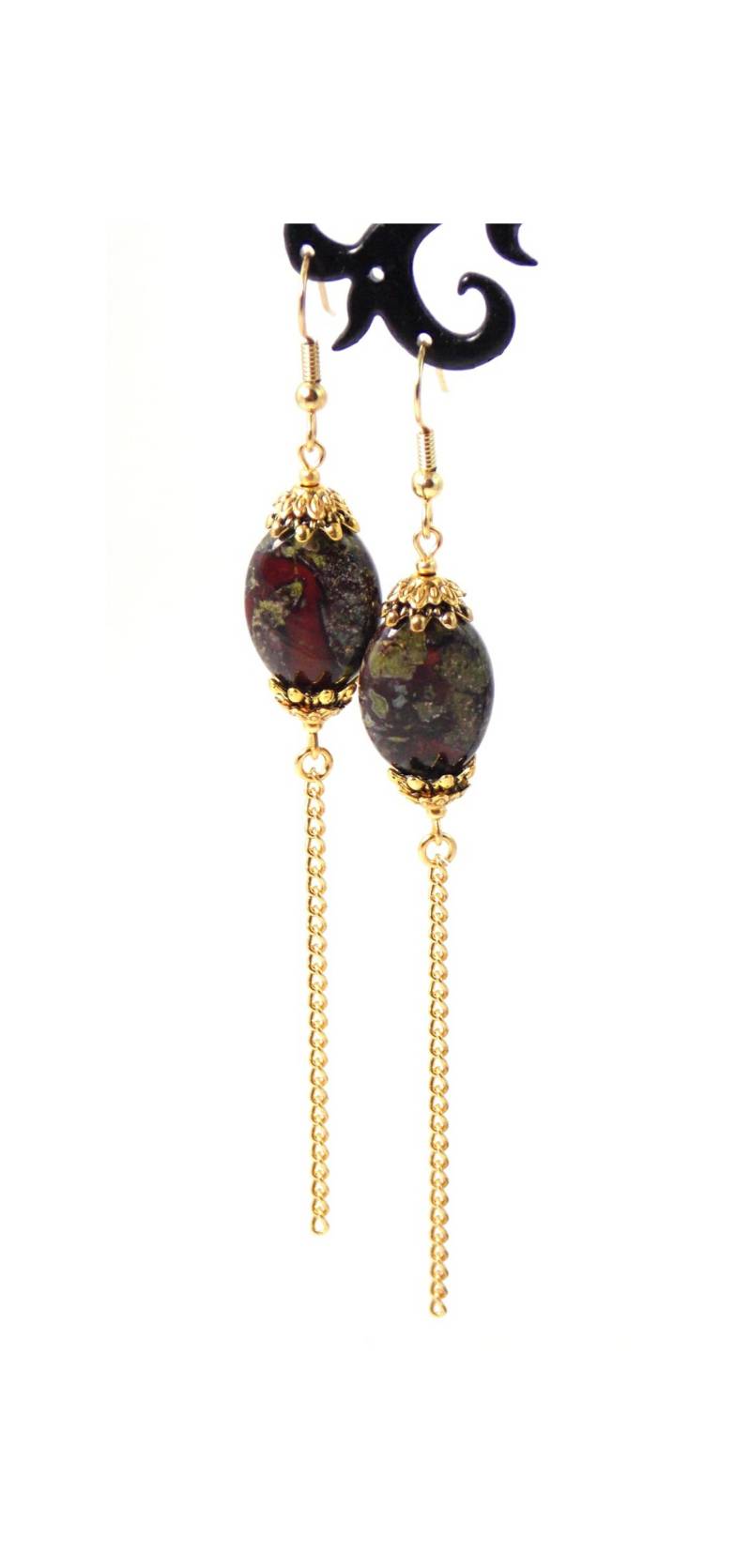Halbedelstein Grüner Drachenblut Jaspis, Lange Gold Kette Edelstein Ohrringe | Clip On Optional von KMagnifiqueDesigns