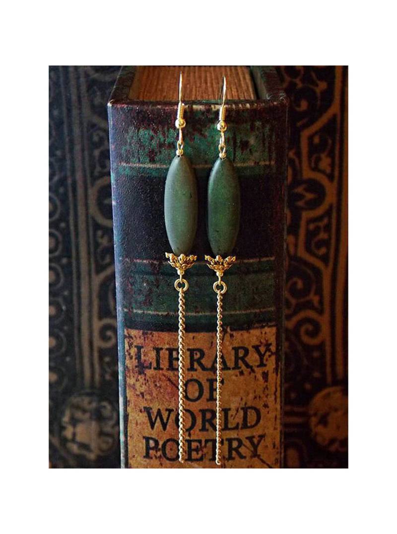 Magnesit, Antikes Gold, Lange Baumeln Tropfen Ketten-Ohrringe | Clip On Optional von KMagnifiqueDesigns