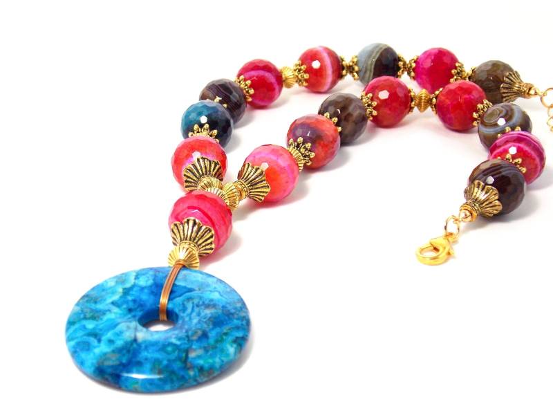 Pink Halskette. Fuchsie Rosa Achat Blaue Anhänger Statement Edelstein Rose Gold Halskette von KMagnifiqueDesigns