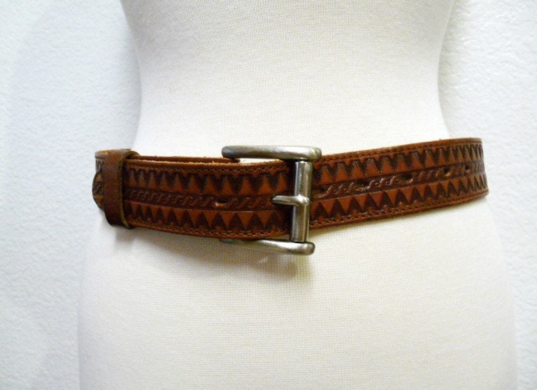 Brauner Ledergürtel Hand Punziert Azteken Tex Tan Gürtel Mit Messingschnalle Größe 32 von KMalinkaVintage