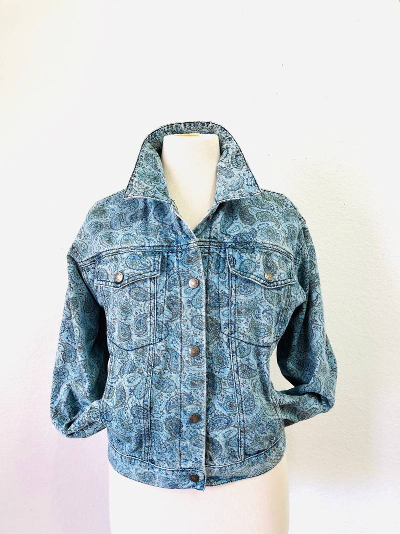 Jeansjacke Hellblau Jean Baumwolle Calvin Klein Paisley Print Ck Snap Front One Of A Kind Jacke Frauen Größe Medium/Large von KMalinkaVintage