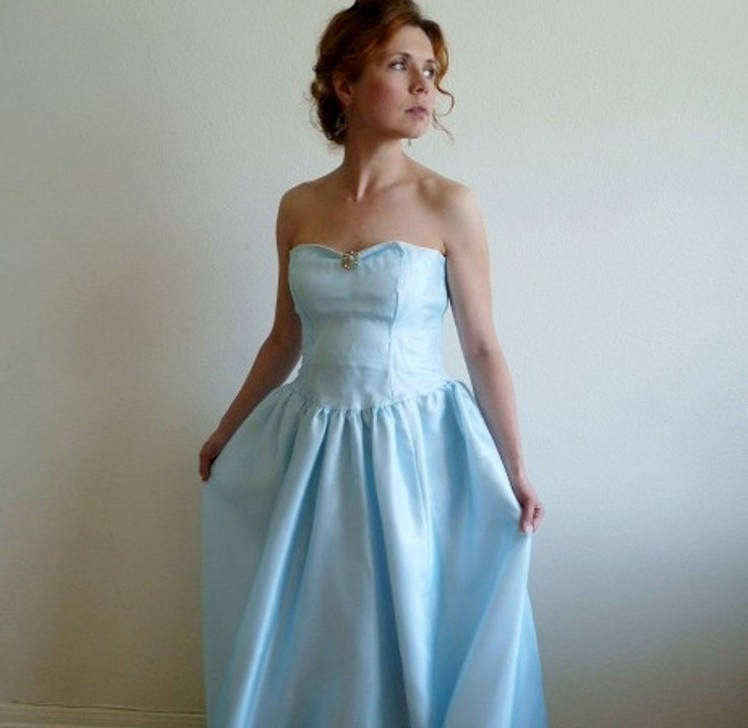 1950S Trägerloses Satin Festkleid Pastellblauer Vollkreis-Maxirock von KMalinkaVintage