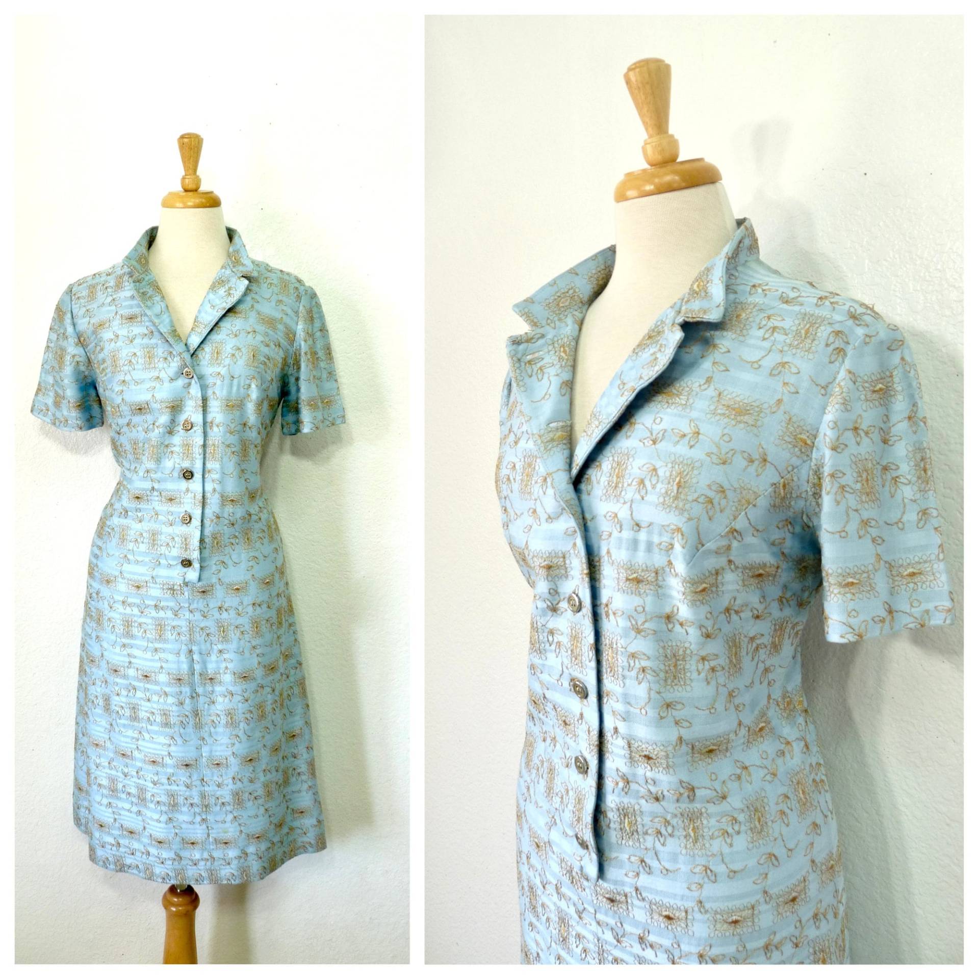 Vintage 1960Er Jahre Kleid L'aiglon Cheongsam Pastell Blaues Blumen Besticktes Etuikleid | Klein von KMalinkaVintage