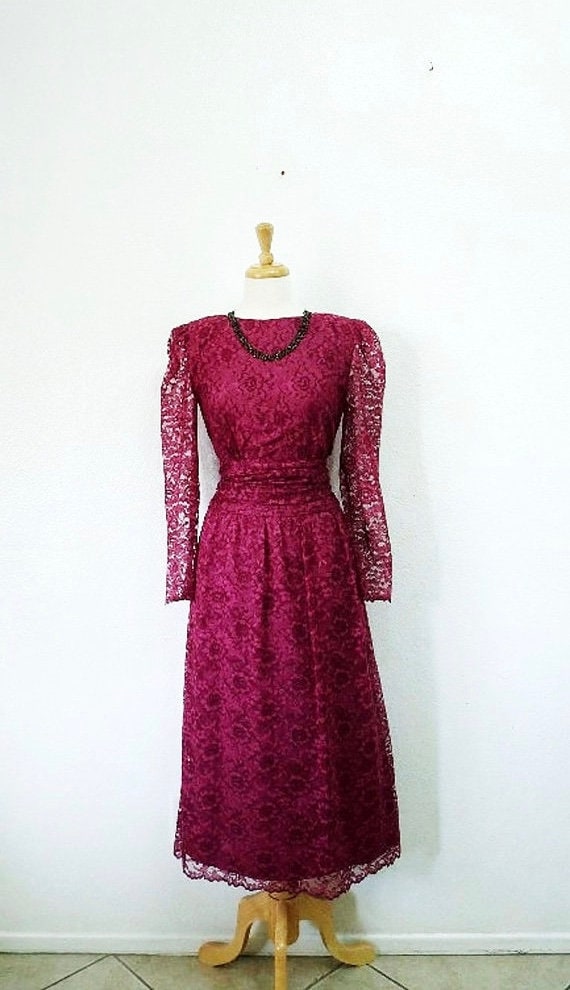 Vintage 1960Er Jahre Kleid Weinrote Spitze Miss Elliette Cocktailkleid Gr.s von KMalinkaVintage