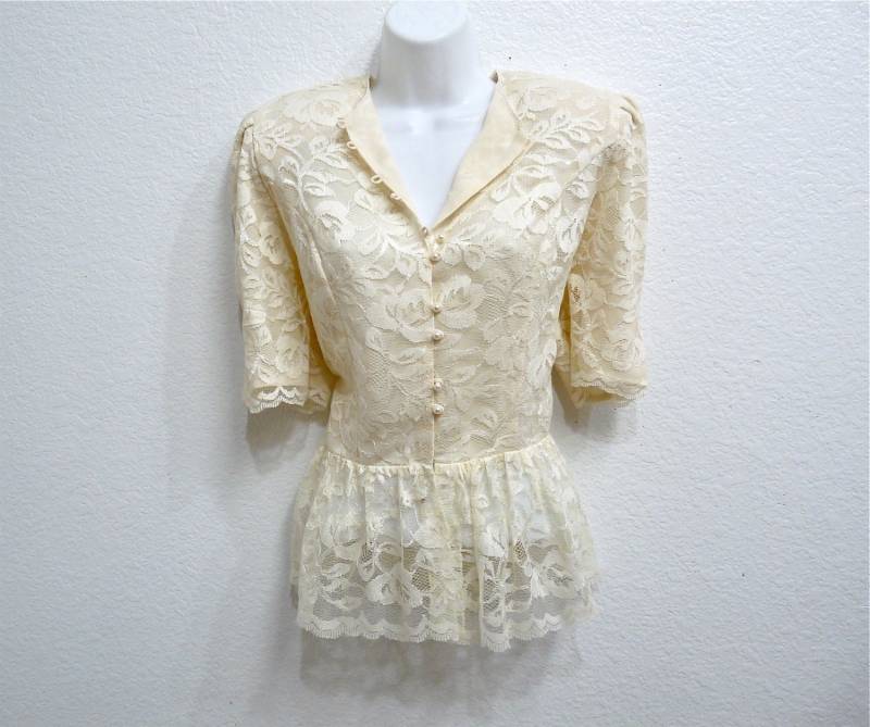Vintage 1980Er Jahre Spitzen Bluse Creme Weiß Perlmutt Knöpfe Small/Medium von KMalinkaVintage