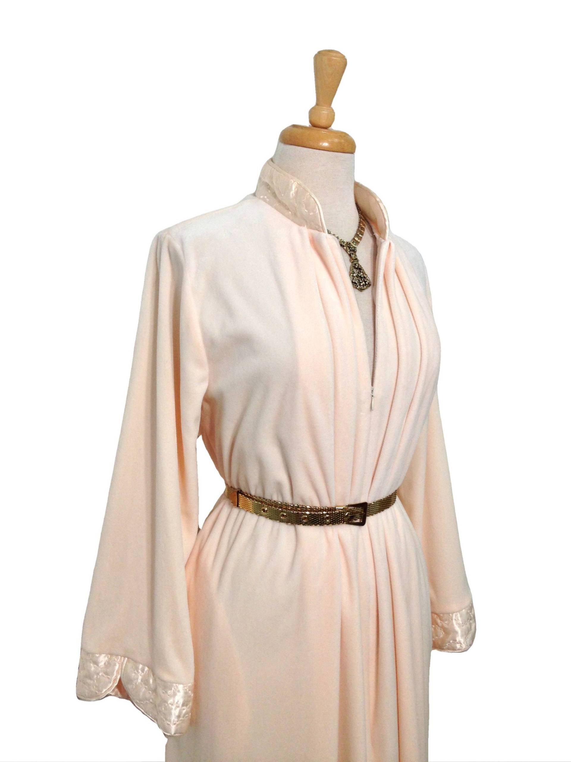 Vintage Diamond Tea Velour Robe Bestickte Pastellrosa Loungewear von KMalinkaVintage