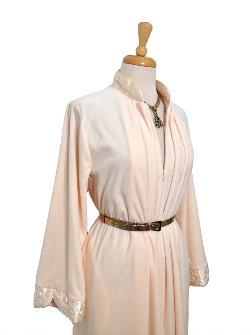 Vintage Diamond Tea Velour Robe Bestickte Pastellrosa Loungewear von KMalinkaVintage