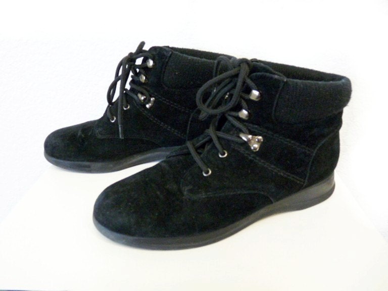 Vintage Stiefeletten Schwarz Wildleder Nieten Wasserdichtes Sweatshirt Kiltie Lace Up Frauen Größe 7, 5W von KMalinkaVintage