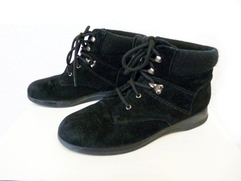 Vintage Stiefeletten Schwarz Wildleder Nieten Wasserdichtes Sweatshirt Kiltie Lace Up Frauen Größe 7, 5W von KMalinkaVintage