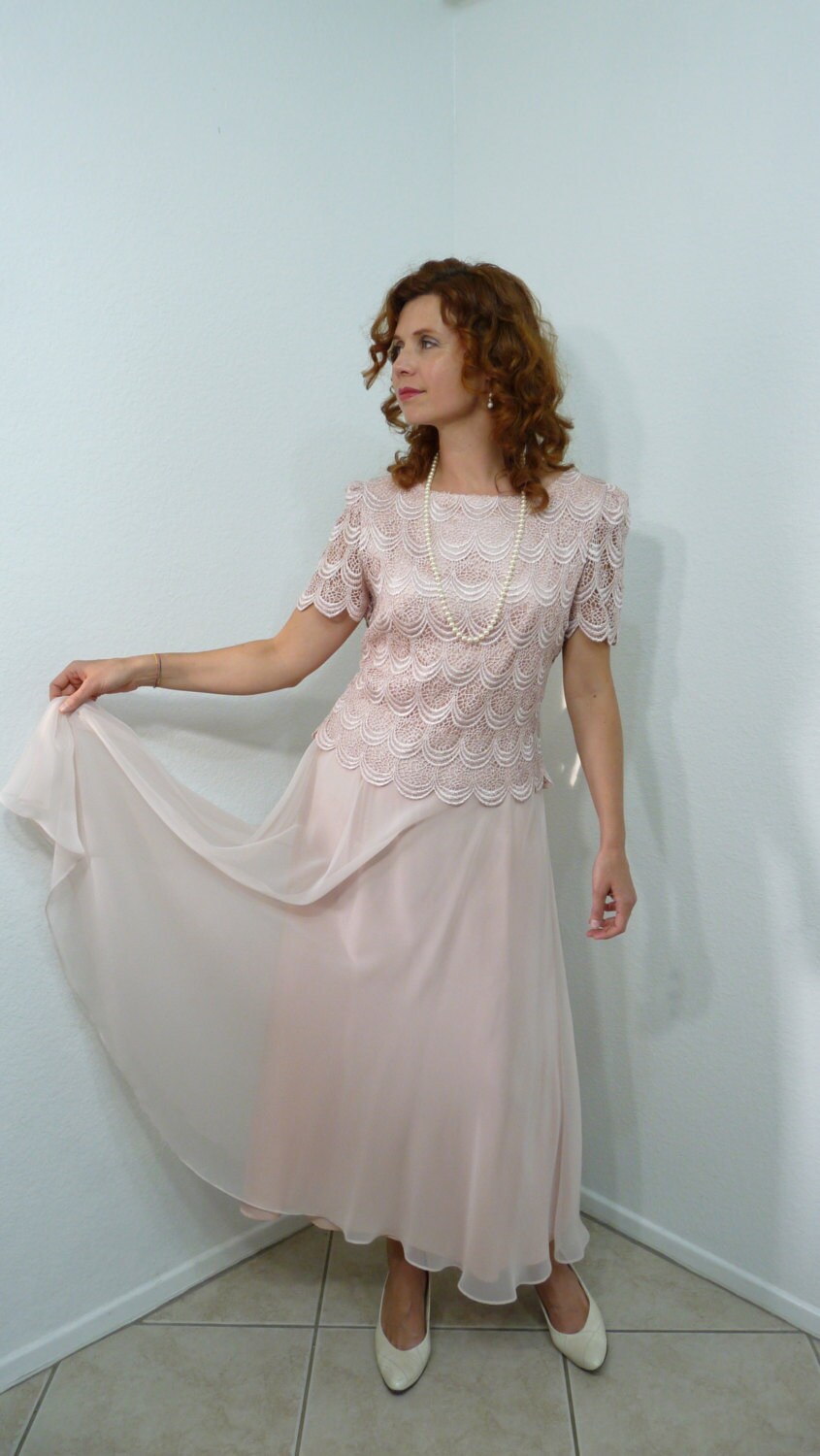 1980S Pastell Rosa Spitze Maxi Kleid - Schiere Crepe Georgette S von KMalinkaVintage