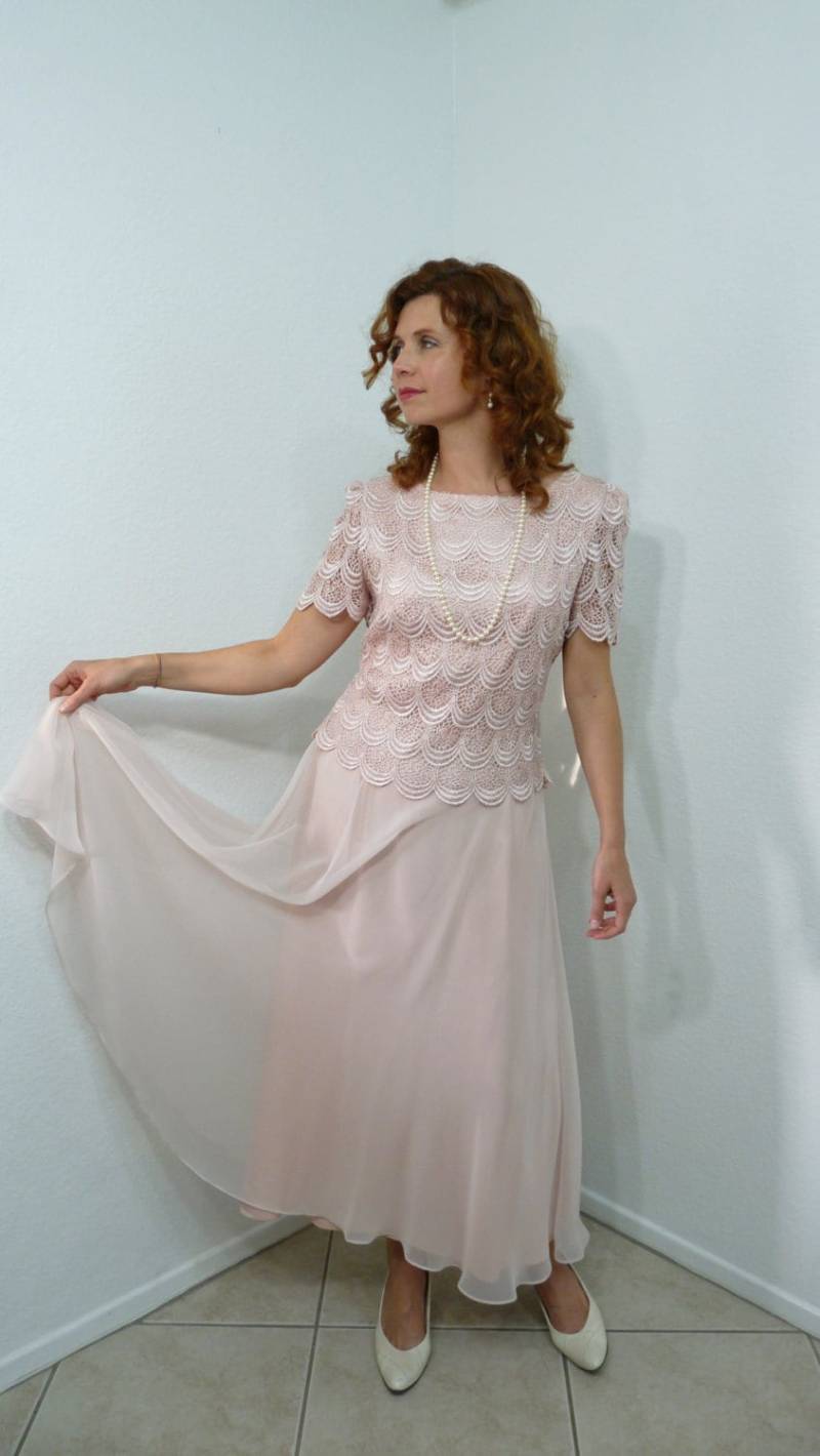 1980S Pastell Rosa Spitze Maxi Kleid - Schiere Crepe Georgette S von KMalinkaVintage