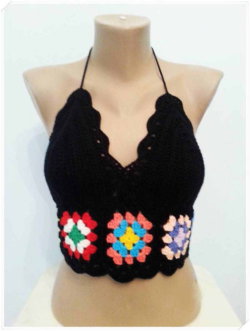 Gehäkeltes Neckholder Crop Top Schwarzer Boho Badeanzug Mit Oma-Quadrat von KNITANDCROCHETWORLD