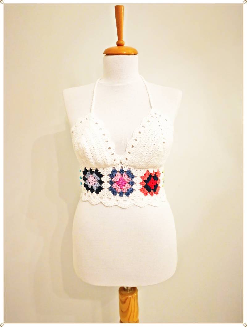 Gehäkeltes Neckholder Crop Top Weiß Oma Quadrat, Retro Festival Style von KNITANDCROCHETWORLD