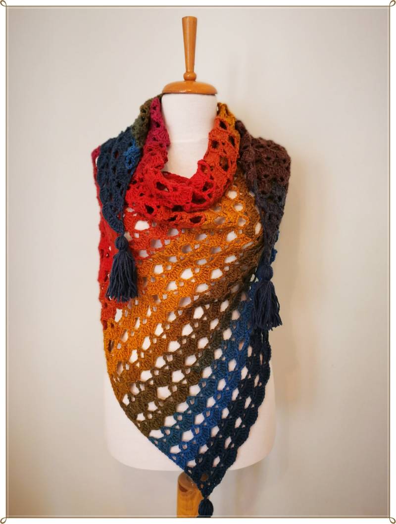 Gehäkeltes Regenbogen Dreieckstuch Boho Schal von KNITANDCROCHETWORLD