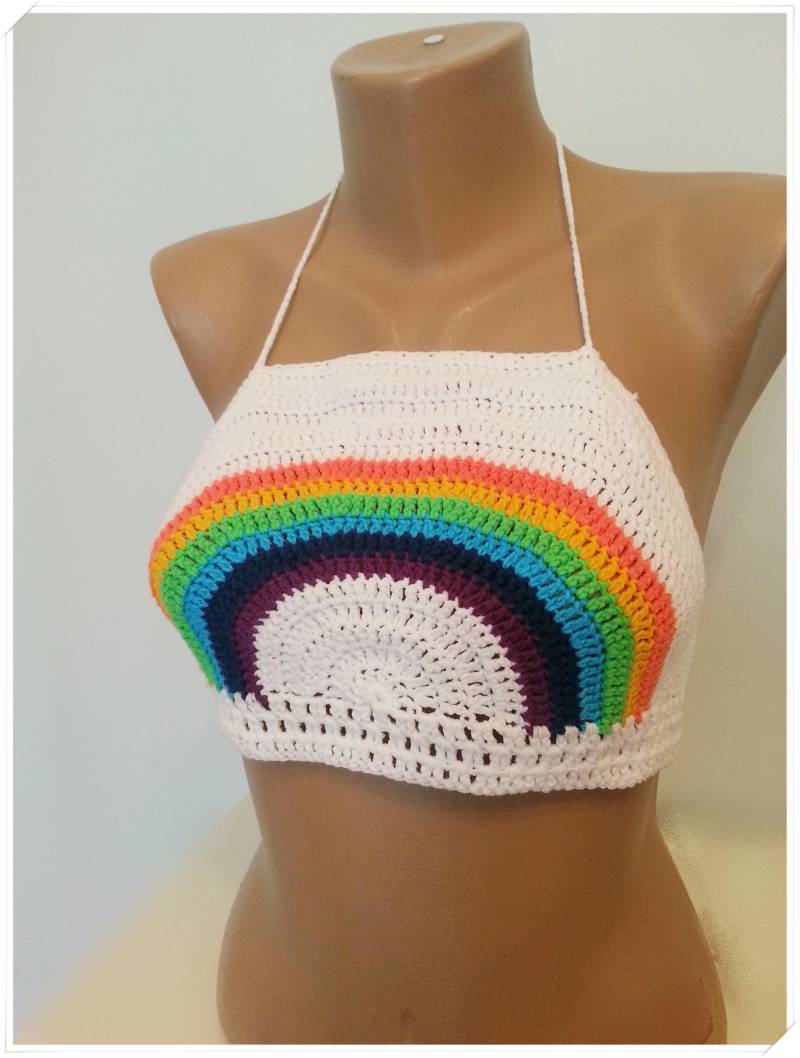 Gehäkeltes Regenbogen Neckholder Top Mikrofaser Retro Crop Top von KNITANDCROCHETWORLD
