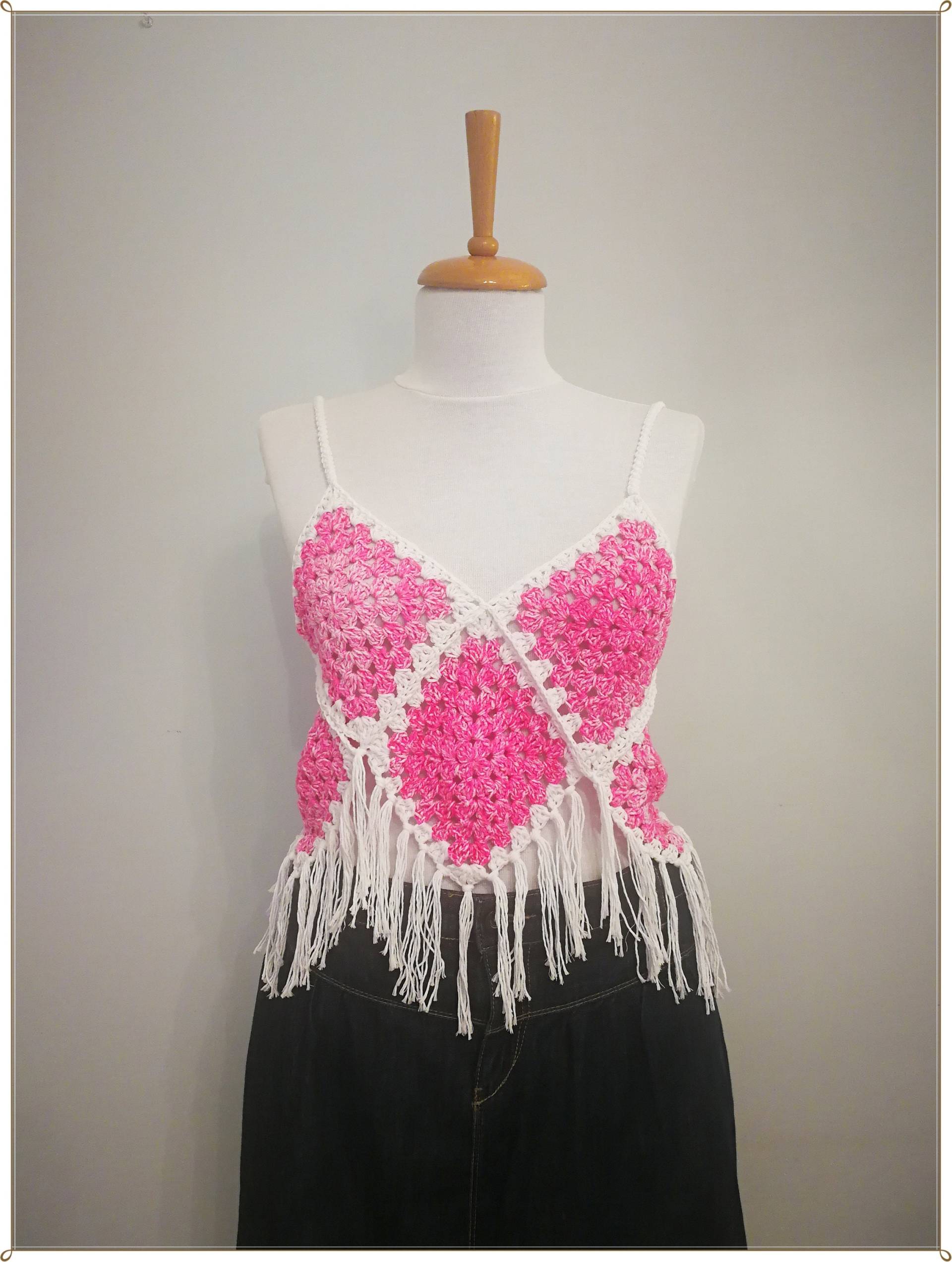Gehäkeltes Top Im Oma Quadrat Fransen Stil Gehäkeltes Top Im Oma Quadrat Fransen Stil von KNITANDCROCHETWORLD