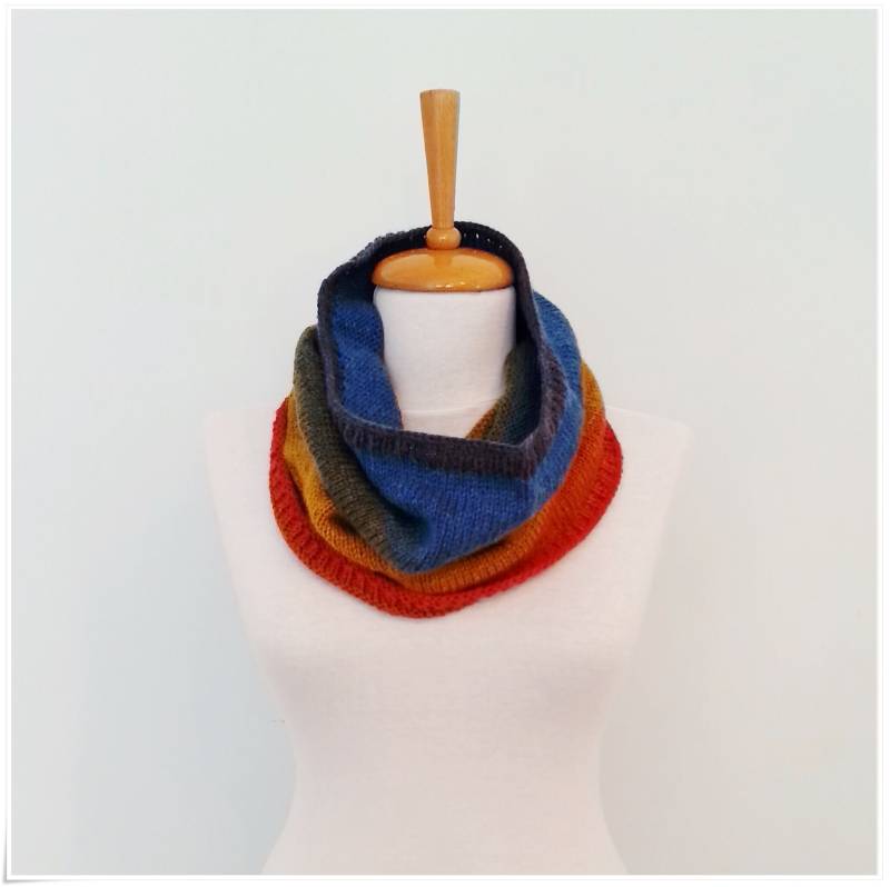 Handgestrickter Regenbogen Woll Snood Lgbtq+ Pride Schal von KNITANDCROCHETWORLD