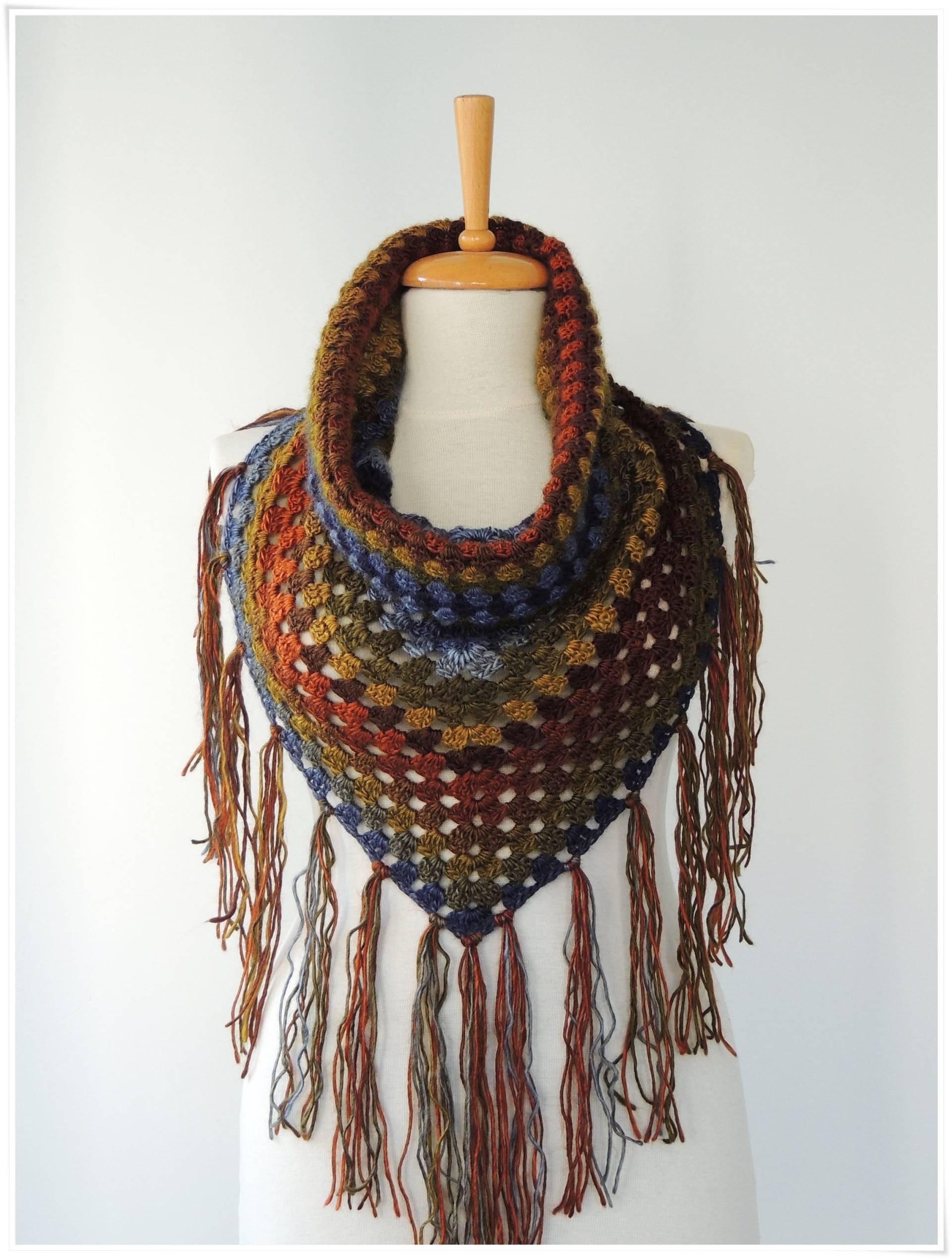 Handmade Crochet Grandma Square Cowl Loop Schal Aus Wolle Mit Fransen Handmade Crochet Grandma Square Cowl Loop Schal Aus Wolle Mit Fransen von KNITANDCROCHETWORLD