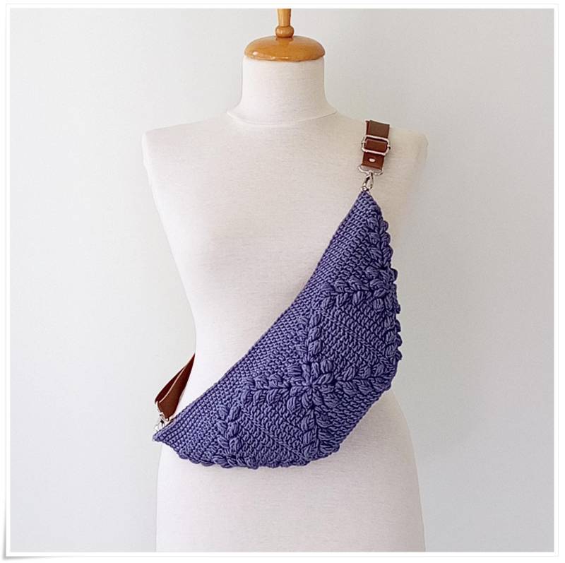 Gehäkelte Oma Quadrat Schultertasche Denim Blue Floral Crossbody von KNITANDCROCHETWORLD